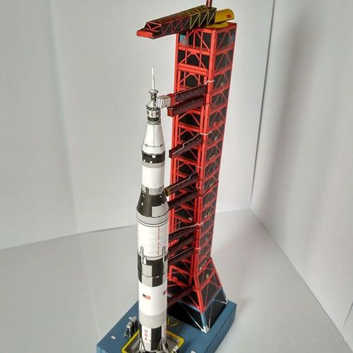 Model Kit Uss Iowa - 1:300 scala USS Saturn V Rocket